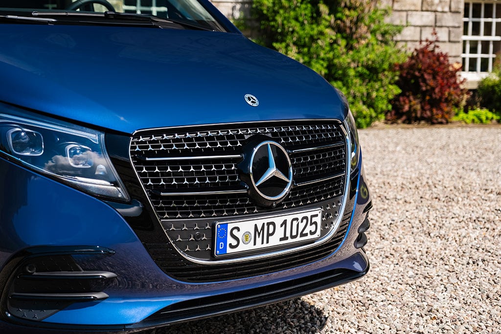 Kühlergrill eines dunkelblauen Mercedes-Benz Marco Polo