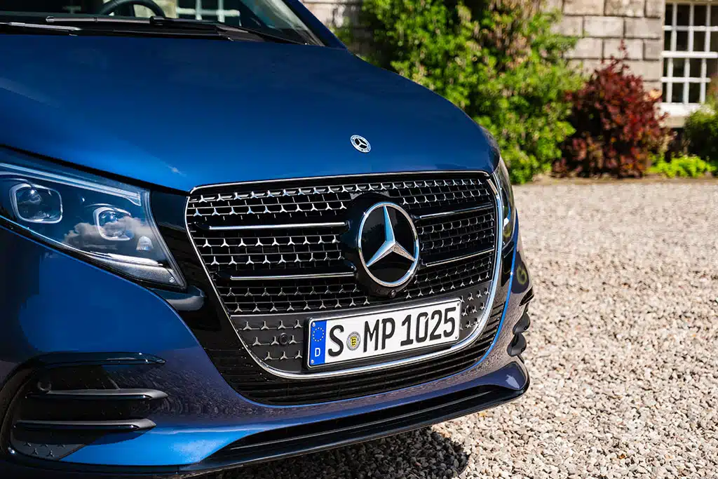 Kühlergrill eines dunkelblauen Mercedes-Benz Marco Polo
