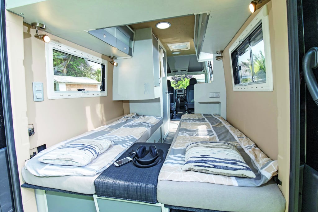 Zwei getrennte Längsbetten auf niedriger Höhe mit Zwischenpolster im Schulterbereich