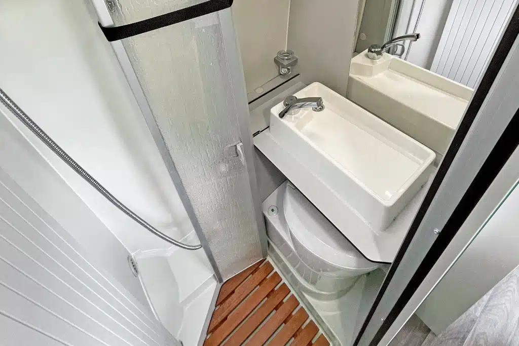Bad mit klappbarem Waschbecken über der Toilette