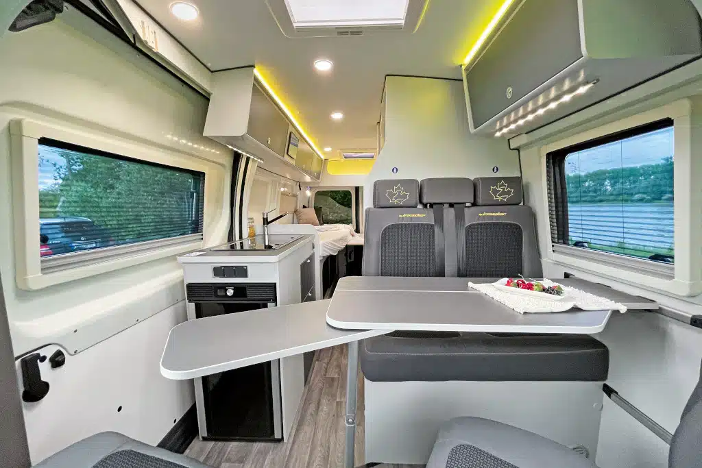 Innenansicht von vorne der Premium-Edition des Ahorn Van 620