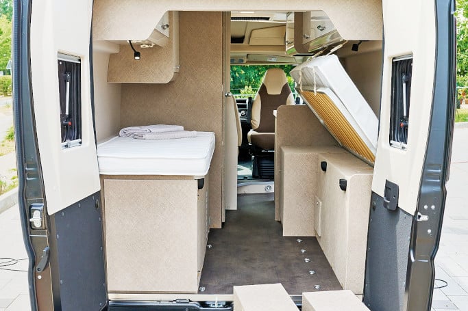 Blick durch die Hecktüre auf die variablen Unterschränke als Auflage für die Betten