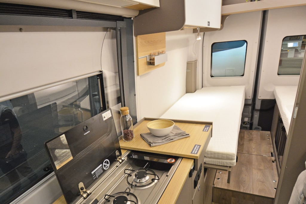 Küchenblock mit verschiebbarer Platte vor anschließendem Einzelbett