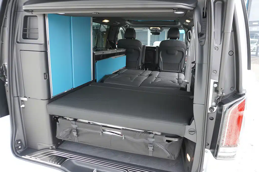 Heckansicht Campervan-Ausbau in türkis und anthrazit