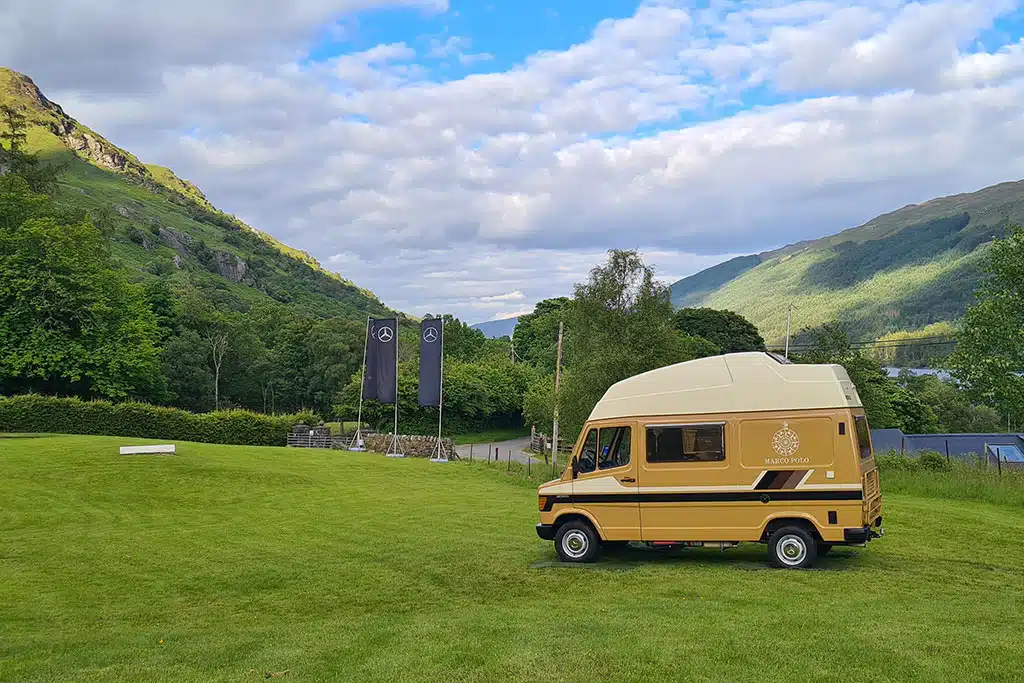 Beigefarbener Oldtimer-Mercedes-Campervan in den schottischen Highlands