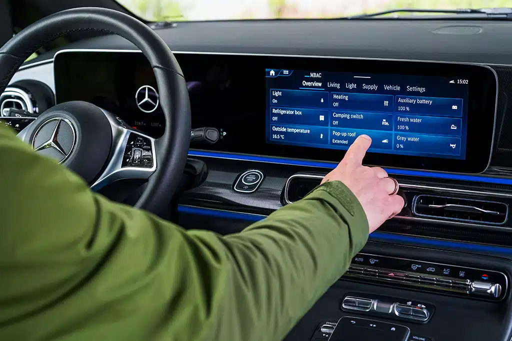 Mann nutzt Touch-Bedienung am Fahrzeug-Display