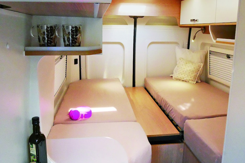 Separate Längsbetten mit Unterschrank in der Mitte.