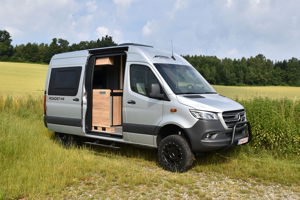 Campervan auf Allrad-Sprinter von Pössl in der Natur