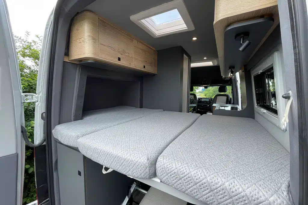 Bett in einem Kastenwagen von Pössl