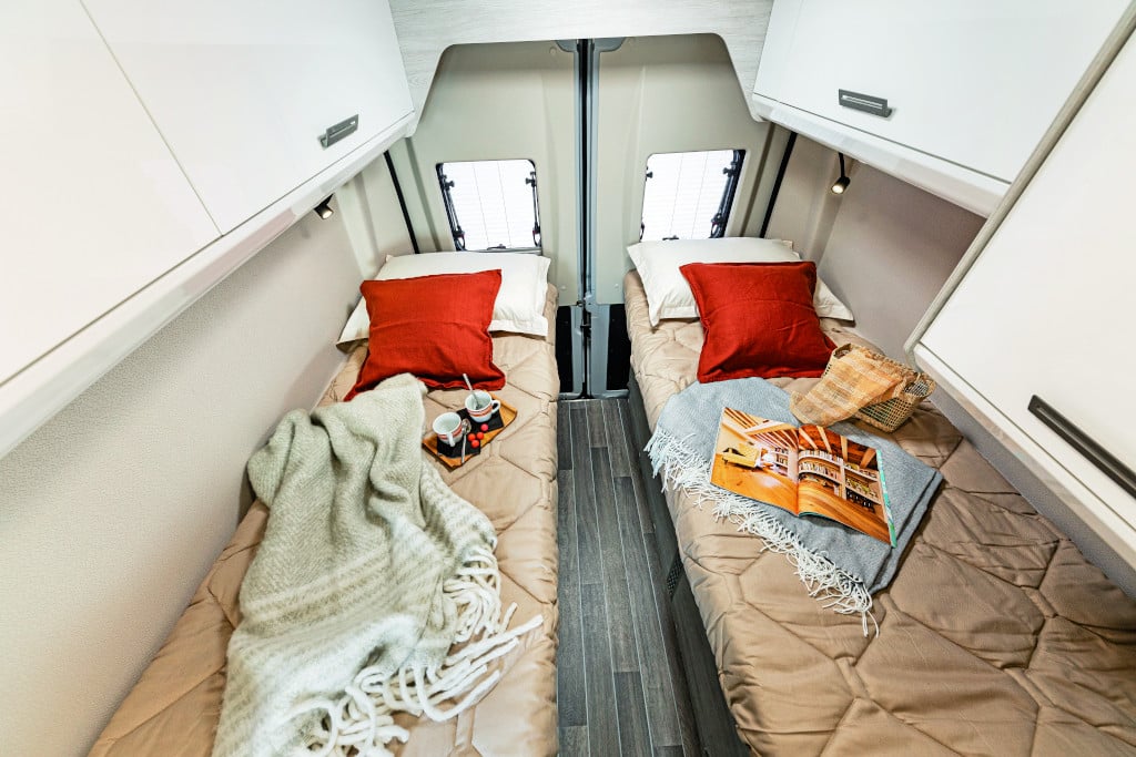 Zwei Einzelbetten mit durchgehendem Mittelgang bis zur Hecktüre