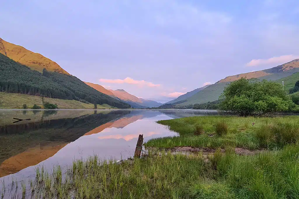 Ein See und Hügel in der Morgendämmerung