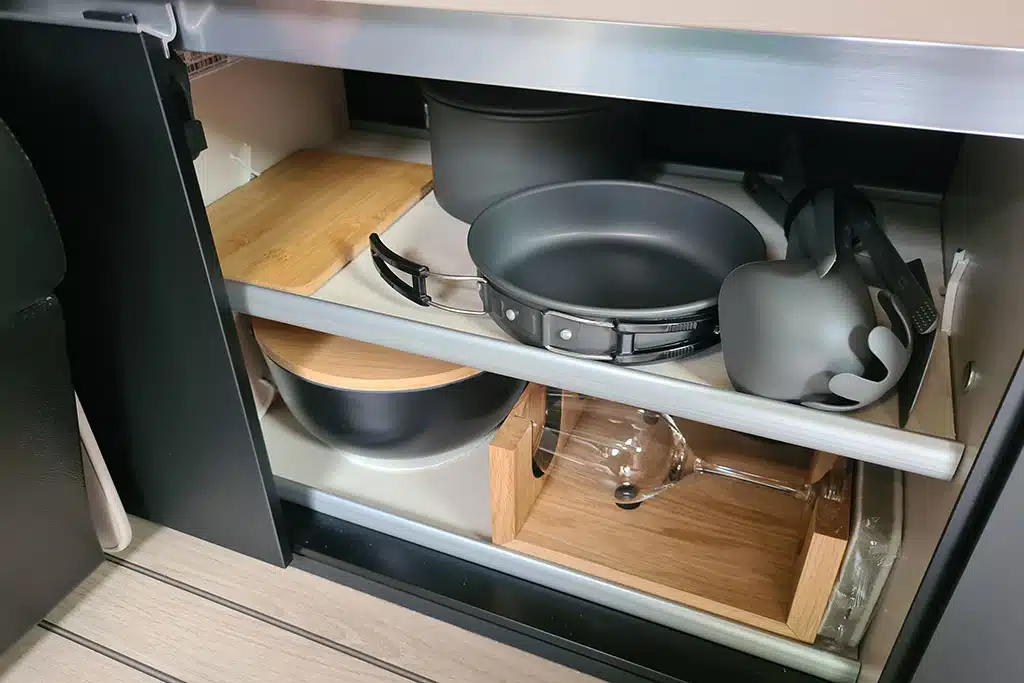 Stauraum im Campervan mit Kochgeschirr
