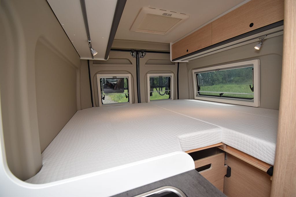 Längsbetten in einem Kastenwagen von Sunlight.