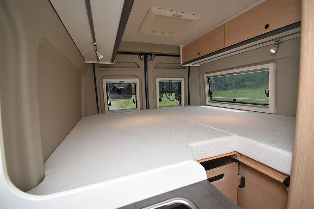 Längsbetten in einem Kastenwagen von Sunlight.