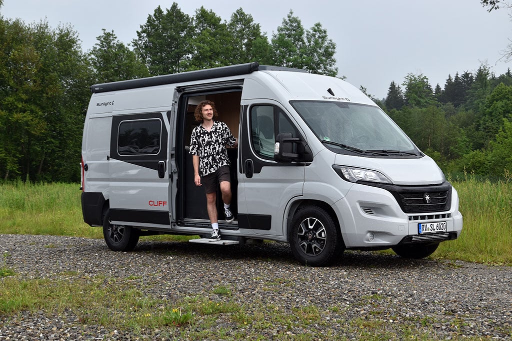 CamperVans-Redakteur in der Schiebetür eines neuen Kastenwagen von Sunlight.