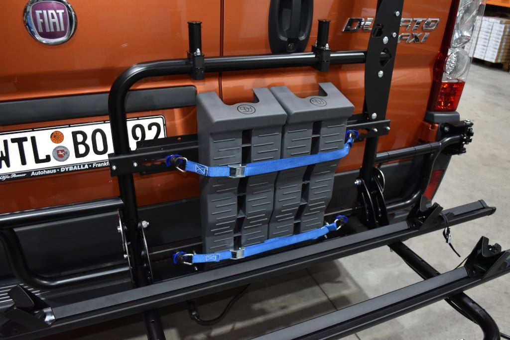 Auffahrkeile sind an einem Fahrradträger am Kastenwagenheck befestigt