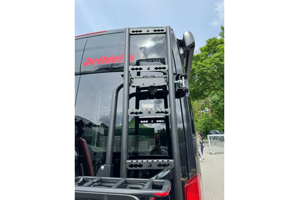 Leiter an Fahrradträger an Kastenwagenheck