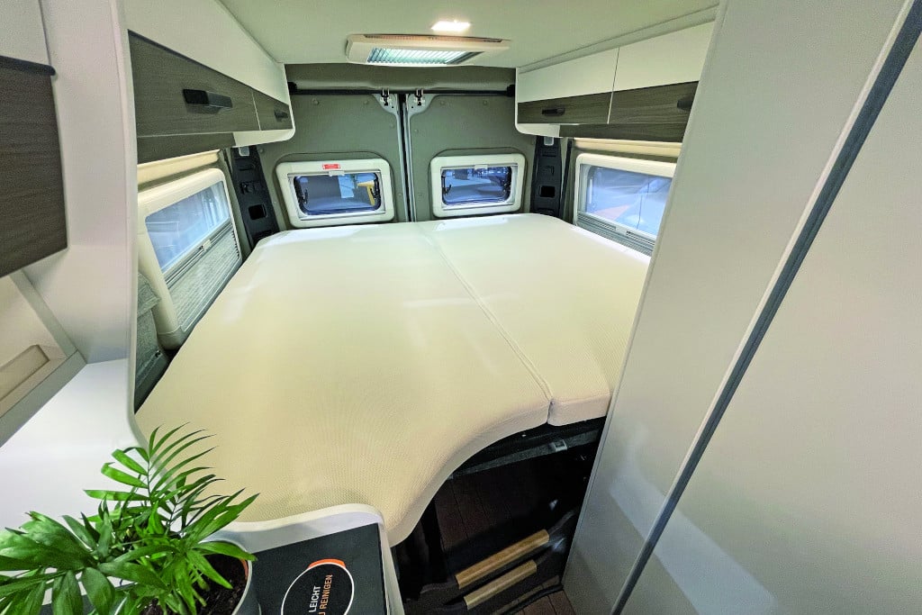 Blick nach hinten auf komplette Liegefläche mit zwei Längsmatratzen als Hubbett