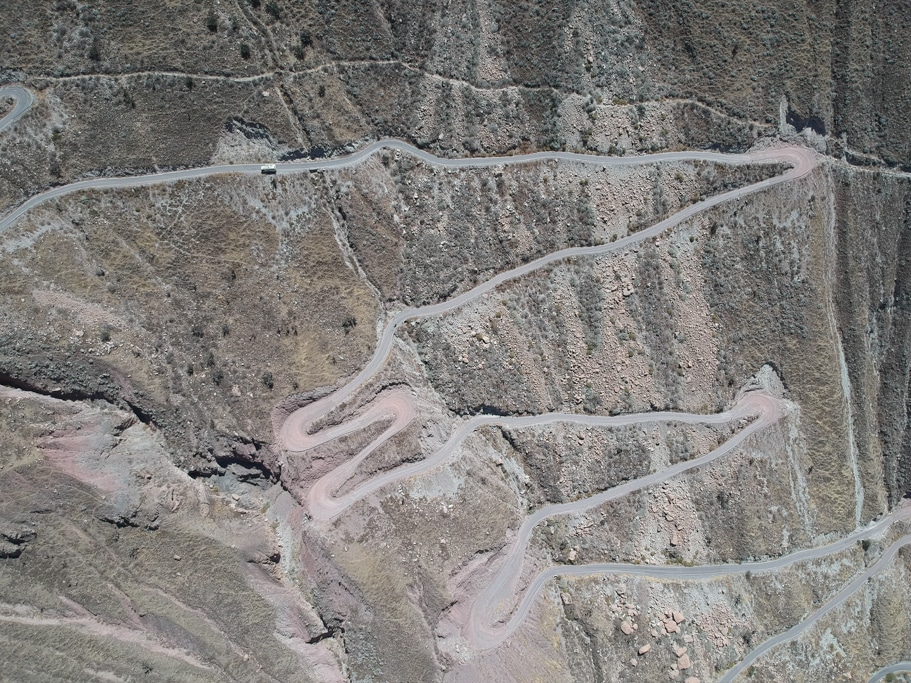 Luftaufnahme einer kargen Landschaft mit Serpentinenstraßen