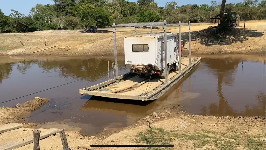 Expeditionsmobil auf einer floßartigen Fähre