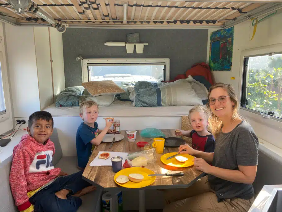 Familie im Reisemobil