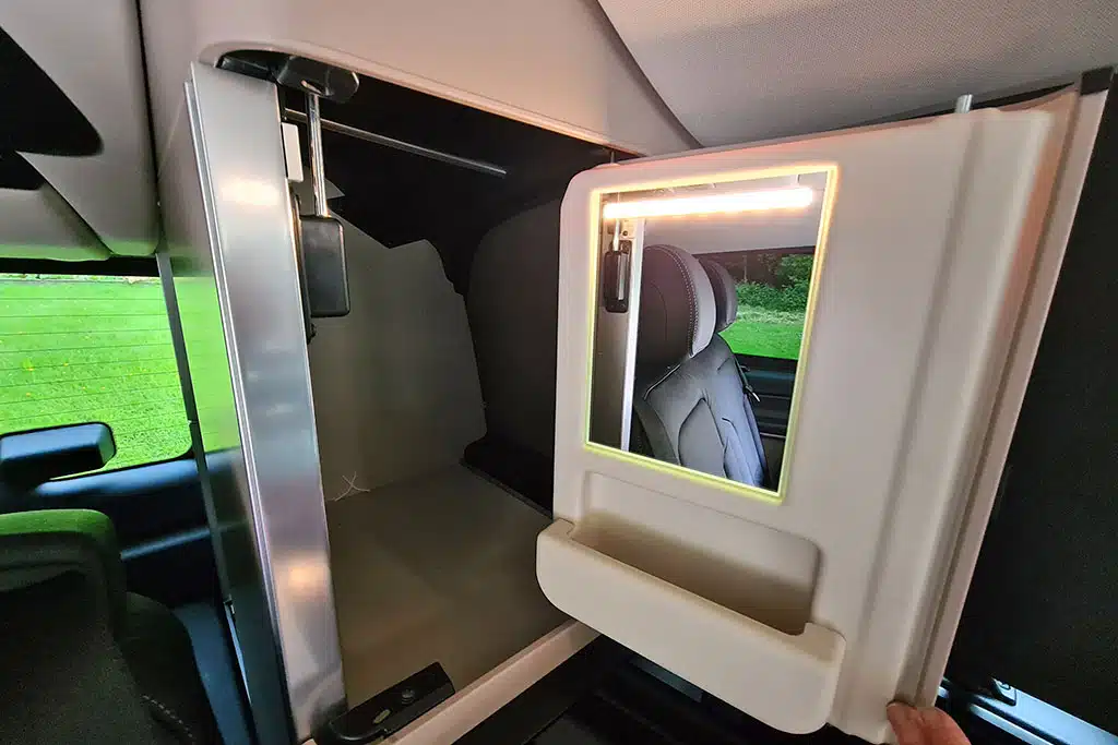 Kleines Staufach im Camper mit beleuchtetem Spiegel