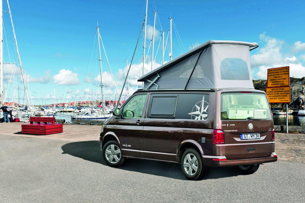 Brauner Campingbus mit Aufstelldach am Hafen