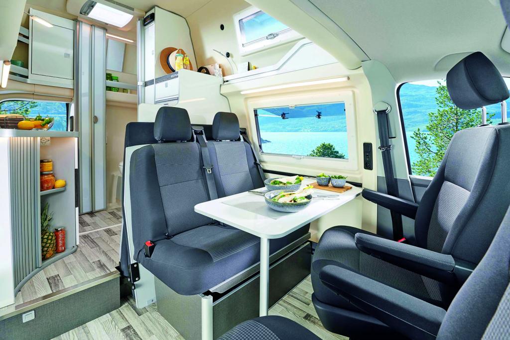 Wohnraum im VW Campingbus mit Hochdach