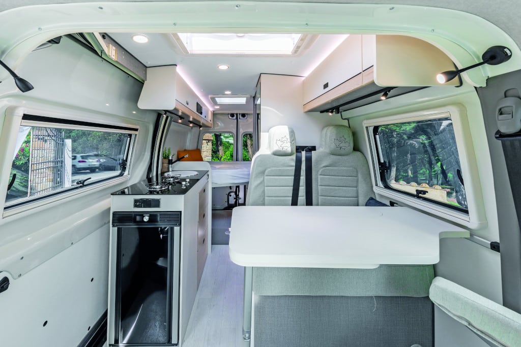 Durchsicht nach hinten, Tisch und Sitzgruppe rechts, Kochbox links