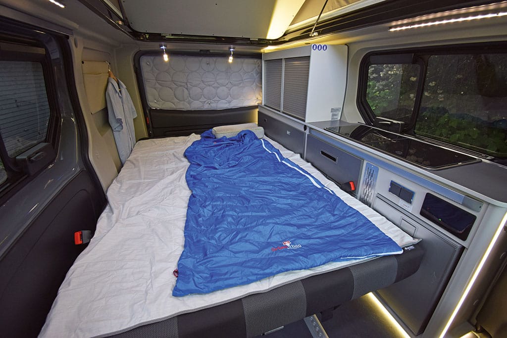 Aus Rücksitzbank gebautes Bett im Campingbus