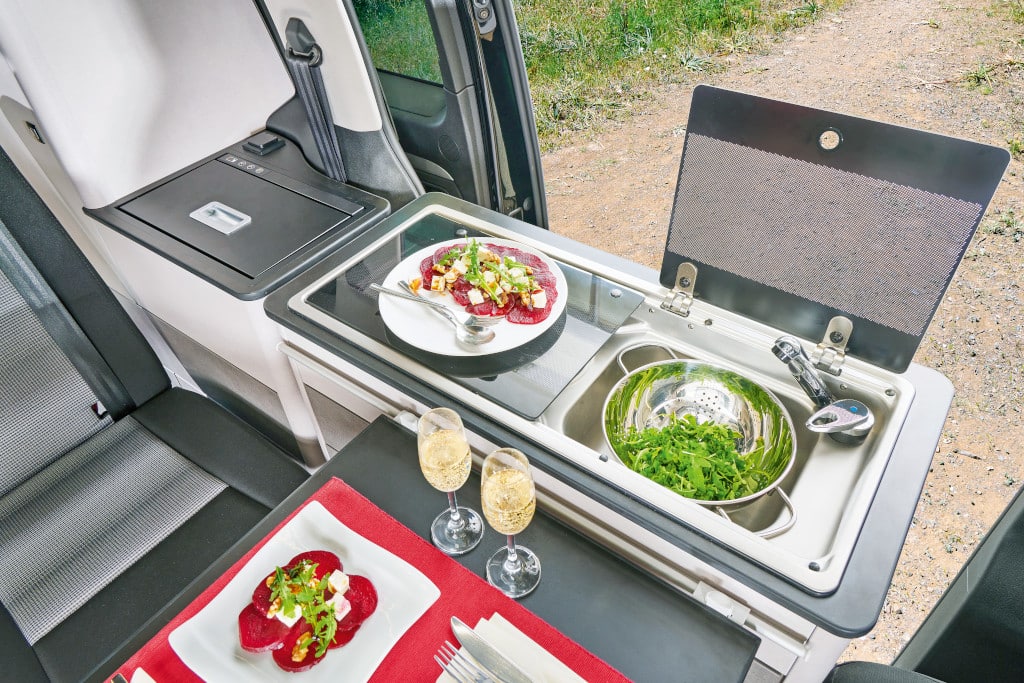 Blick von oben auf herausnehmbaren Küchenblock vor geöffneter Schiebetüre