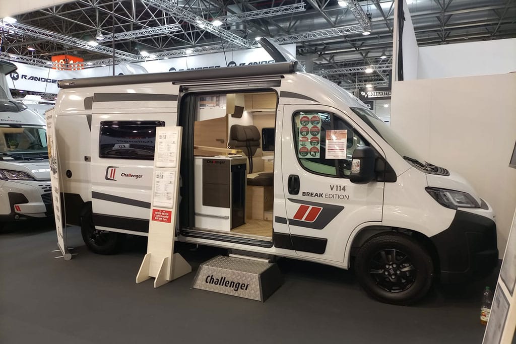 Weißer Campervan in einer Messehalle