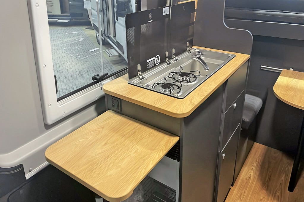 Küchenblock, Ablagefläche seitlich ausgeklappt, mit hellem Holzdekor und Korpus Anthrazit