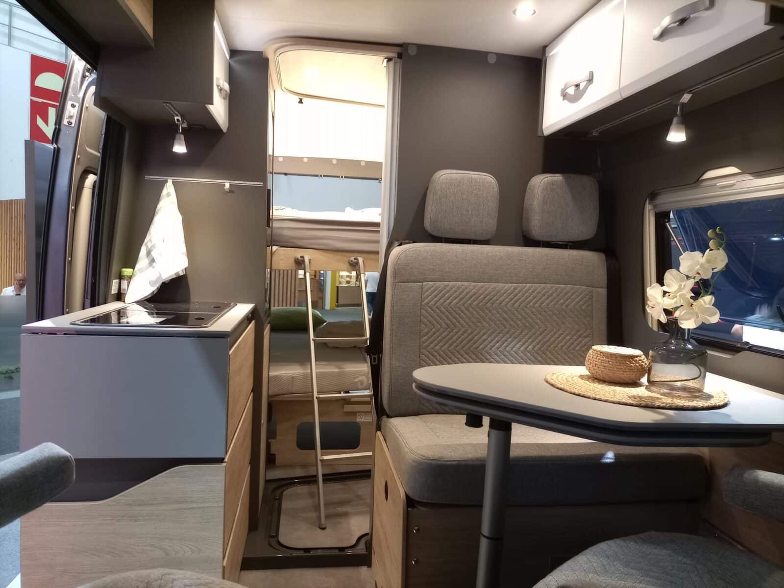 Wohnbereich im Campervan