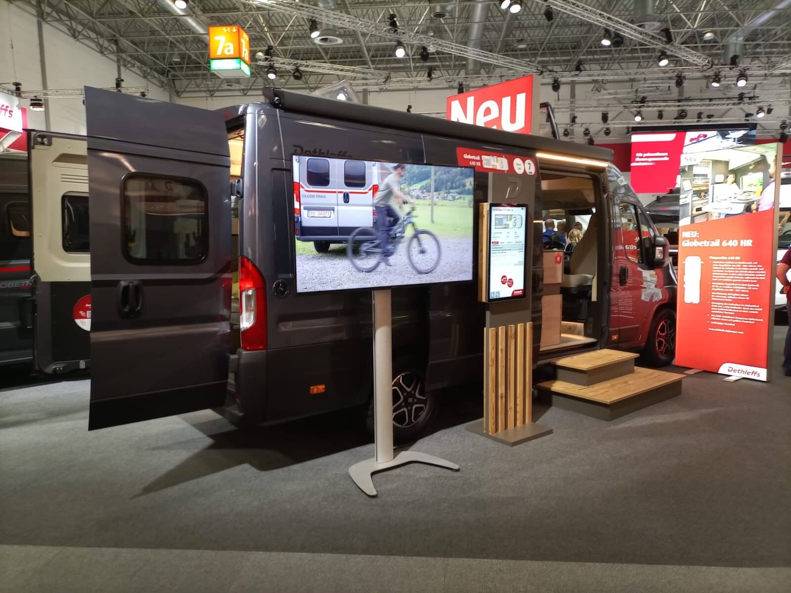 Dunkelgrauer Campervan in einer Messehalle