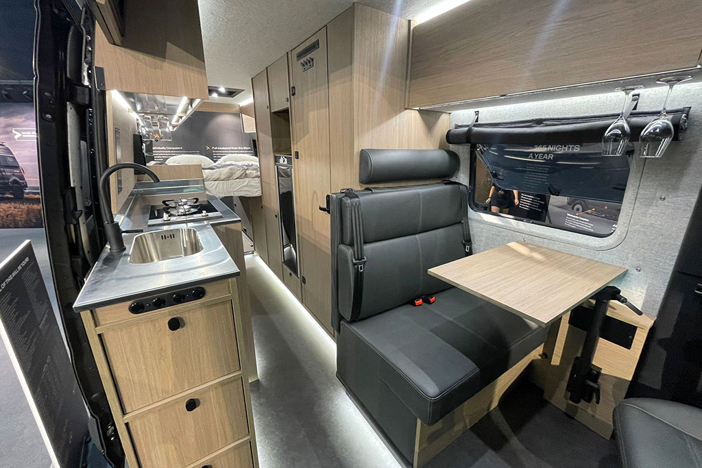 Wohnbereich im Campervan