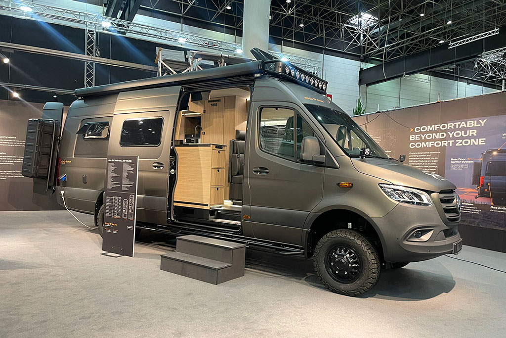 Dunkelgrauer Campervan auf einer Messe