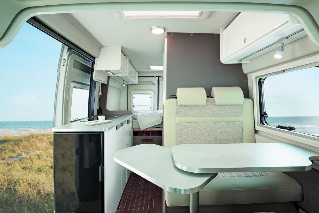 Durchsicht nach hinten, Sitzgruppe und Möbel in hellen Oberflächen und dunklen Seitenwangen.