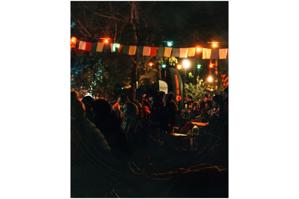 Mit Lichterketten illuminiertes Veranstaltungsgelände am Abend