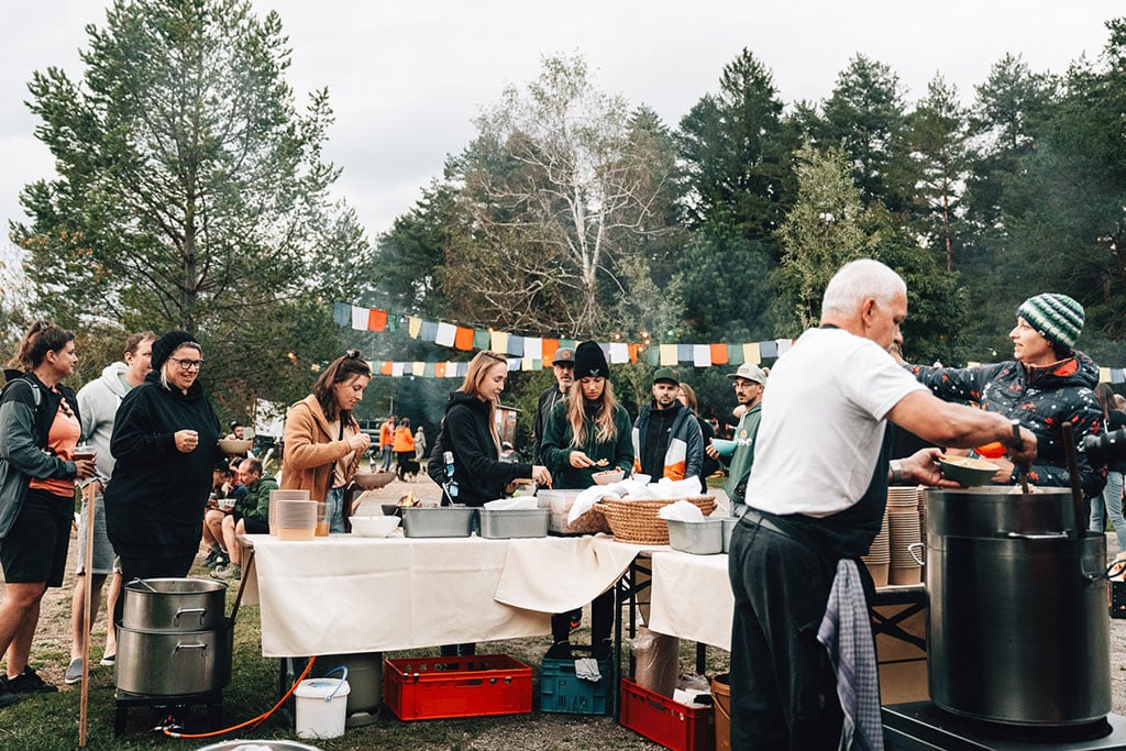 Besucher des Bucketride Festivals beim Outdoor-Buffet