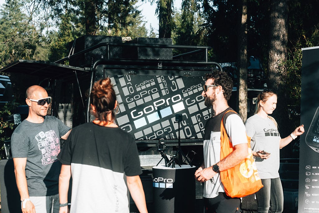 Mehrere Menschen an einem Messestand von GoPro