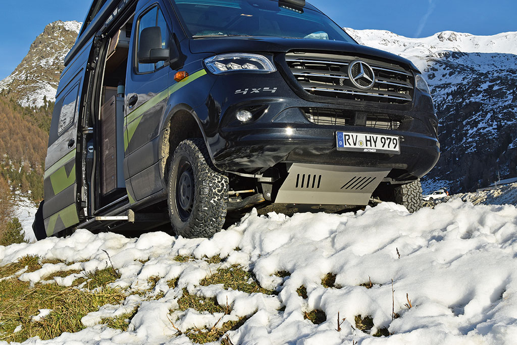 Unterfahrschutz eines schwarzen Offroad-Campervans
