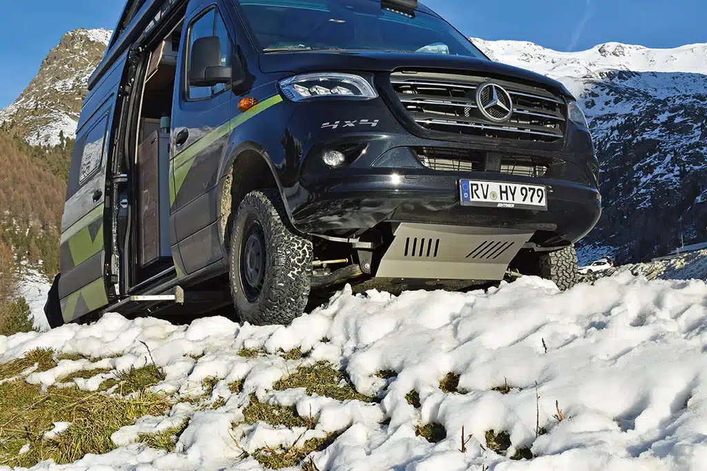 Unterfahrschutz eines schwarzen Offroad-Campervans