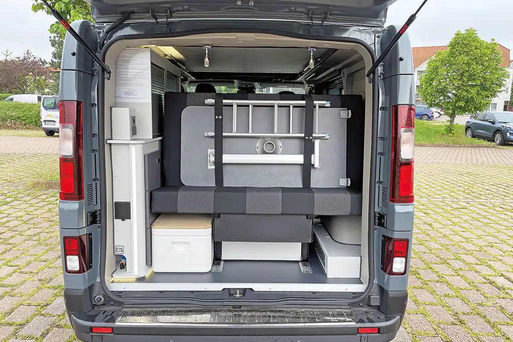 Heckansicht des Campingbusses bei geöffneter Heckklappe
