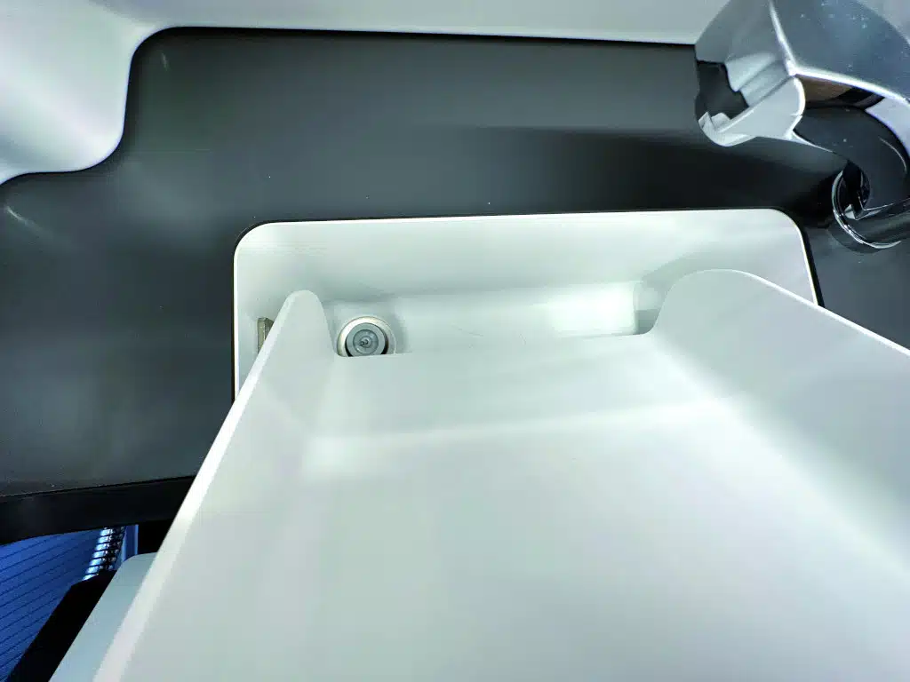 Waschbecken von oben, Becken hochgeklappt zum Herausziehen