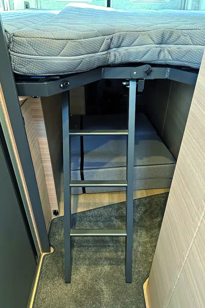 Angelegte Leiter zum Aufstieg auf das Bett