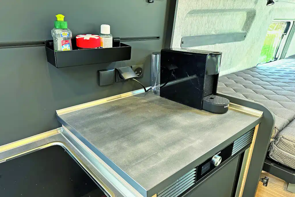 Arbeitsplatte auf dem Kühlschrank, Kaffemaschine an einer der beiden Steckdosen