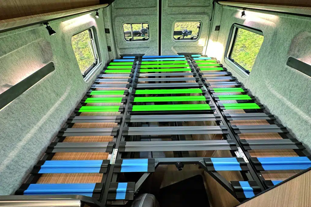 Blick auf Lattenrost ausgeklappt ohne Matratze
