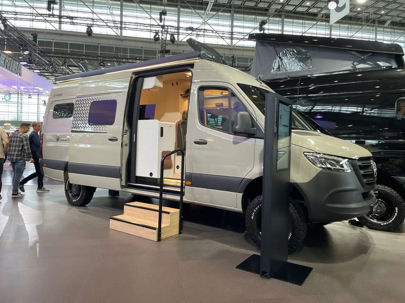 Heller Campercan in einer Messehalle