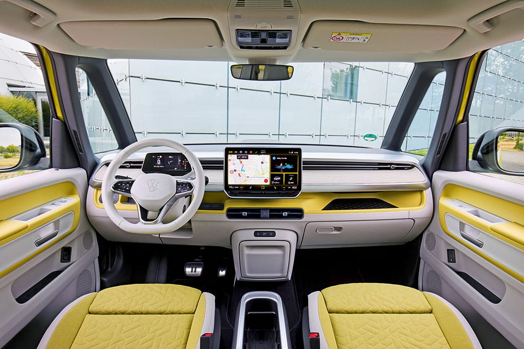Cockpit im ID. Buzz mit hellgelben Designdetails und gelben Vordersitzflächen